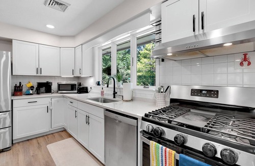 Kennebunk House | SAUNA & GAME ROOM- Pet friendly! Close to Dock Square and the Beach!
