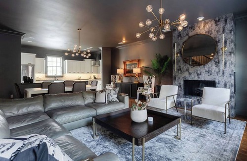 Historic Downtown Savannah House | Savannah Charm Walk to Forsyth Park & Chatham Square