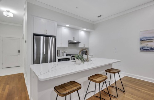 Old West Broad Neighborhood Condo | Savannah Residences|Private Parking|Accessible|2BR