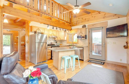 Skyland Cabin | ‘Sawyer’s Cabin’ w/Hot Tub in Blue Ridge Mtns!
