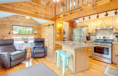 Skyland Cabin | ‘Sawyer’s Cabin’ w/Hot Tub in Blue Ridge Mtns!