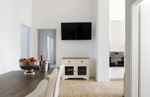 Charlottenburg Apartment | SC 5/6 boxspring beds + 6 bedrooms, 3 bathrooms, 2 kitchens, 180sqm + elevator