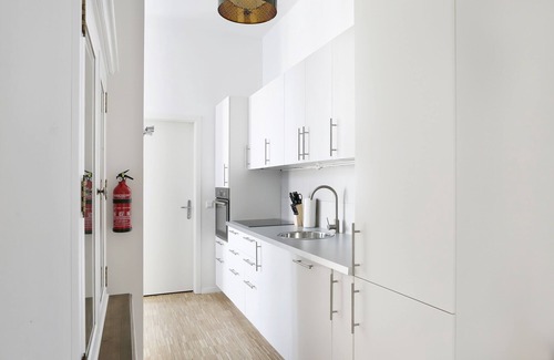 Charlottenburg Apartment | SC 5/6 boxspring beds + 6 bedrooms, 3 bathrooms, 2 kitchens, 180sqm + elevator