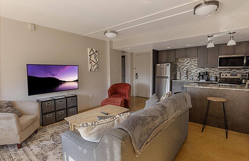 Snowshoe Condo | SC 5406: King Bed Modern Retreat | Comfort, Fireplace & Easy Ski Access