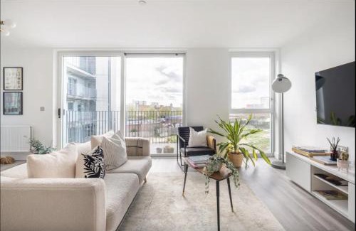 Stratford Apartment | Scandi Style Flat in London with Private Terrace