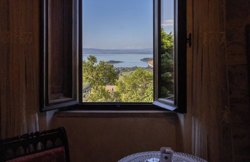 Passignano sul Trasimeno Apartment | Scarlet- Room in ancient farmhouse with lake view