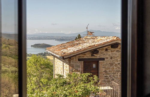 Passignano sul Trasimeno Apartment | Scarlet- Room in ancient farmhouse with lake view