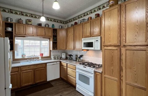 Baker City House | Scarlet Begonia - Great for Families, Large 4 Bdrm, Local Golfing 50% Off!