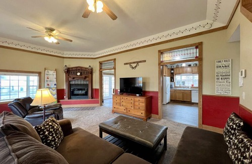 Baker City House | Scarlet Begonia - Great for Families, Large 4 Bdrm, Local Golfing 50% Off!