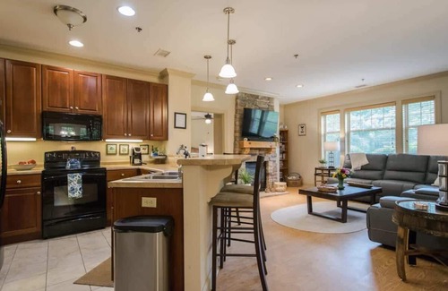 Maggie Valley Condo | Scenic 2BR Condo w/Porch + Pool Near Slope/Trails