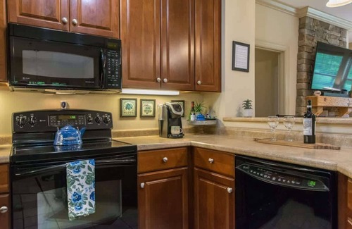 Maggie Valley Condo | Scenic 2BR Condo w/Porch + Pool Near Slope/Trails