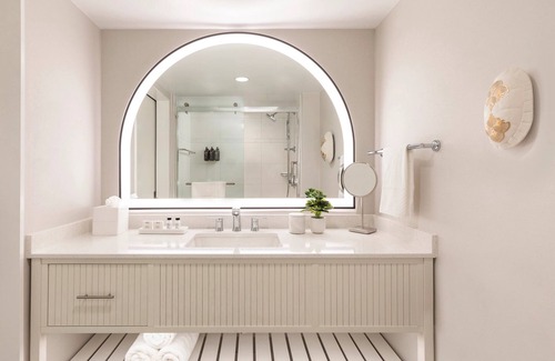 Singer Island Hotel | Scenic Beachfront Resort! Outdoor Pool, Pet-friendly Property!