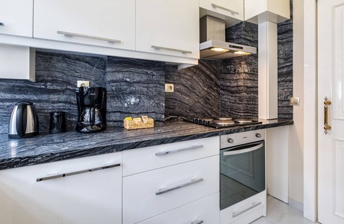 Besiktas Apartment | Scenic Bosphorus Apt with Balcony, Near Dolmabahce