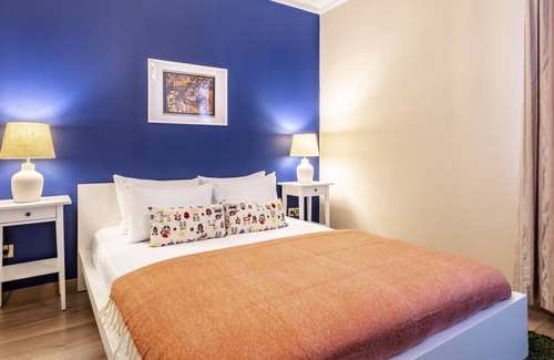 Besiktas Apartment | Scenic Bosphorus Apt with Balcony, Near Dolmabahce