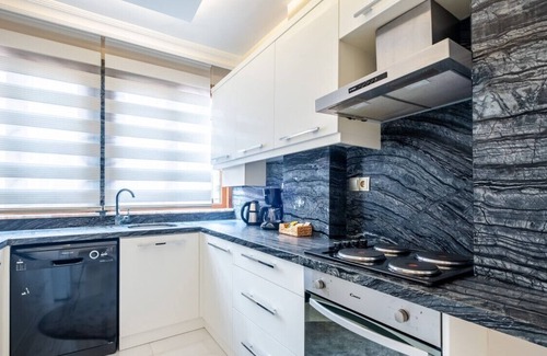 Besiktas Apartment | Scenic Bosphorus Apt with Balcony, Near Dolmabahce