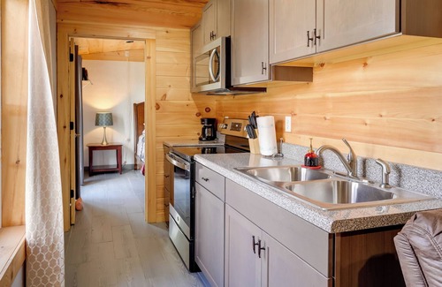 Bryant Cabin | Scenic Bryant Cabin Rental w/ Private Hot Tub!