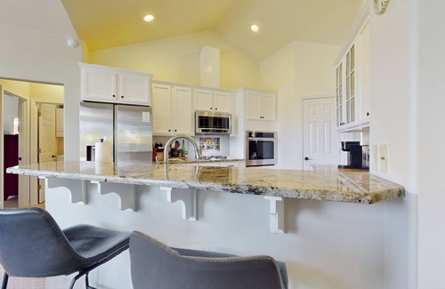 Port Orchard House | Scenic Golf Course Retreat in McCormick Woods – A Golfer’s Paradise