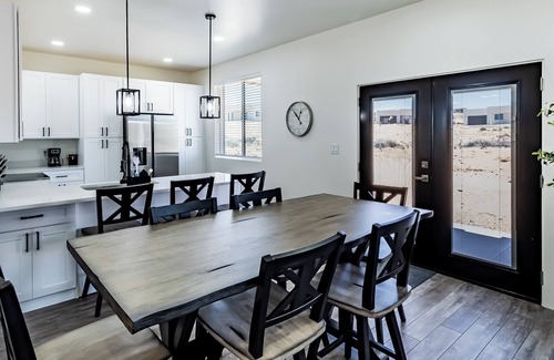 Greenehaven House | Scenic Lake Powell Retreat - Relax, Explore & Enjoy Stunning Sunsets-2 King beds