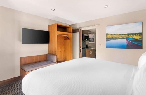 South Lake Tahoe Hotel | Scenic Lakeview Retreat: Heated Pool, Rooftop Tennis, Free Parking