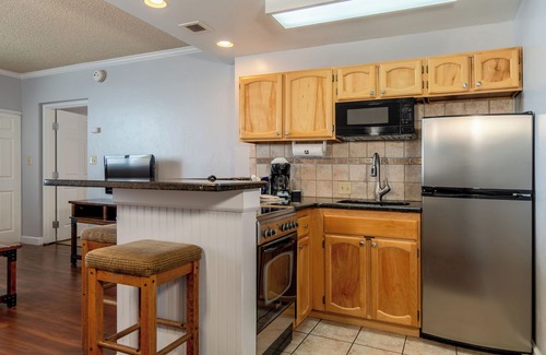 Steamboat Springs Apartment | Scenic Mountain Retreat! 3 Amazing Rooms w/Kitchen | Pool + Free Parking