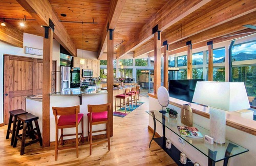 Forest Hills House | Scenic Mountain Retreat in Breckenridge – Elegant & Cozy
