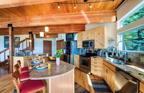 Forest Hills House | Scenic Mountain Retreat in Breckenridge – Elegant & Cozy