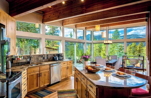 Forest Hills House | Scenic Mountain Retreat in Breckenridge – Elegant & Cozy