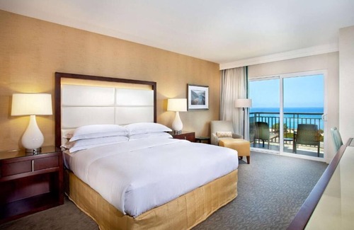 Carlsbad Hotel | Scenic Oasis: Close to South State Beach, Onsite Pool and Parking, Pets Allowed!