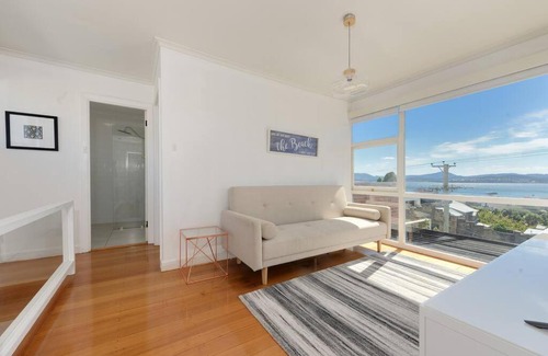 Sandy Bay House | Scenic Sandy Bay Villa close City