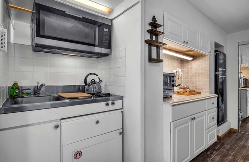 Hollywoodland Apartment | Scenic Secret Stairs Apt Hollywood Hills