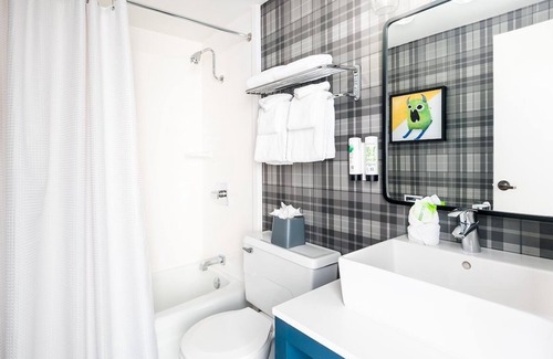 Steamboat Springs Hotel | Scenic Two Queen Mtn View, Gravity Haus, Ski-In/Ski-Out, Heated Pool