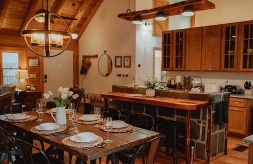 Mariposa Apartment | Scenic View Yosemite Cabin With Hottub by Casa Oso