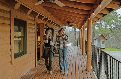 Mariposa Apartment | Scenic View Yosemite Cabin With Hottub by Casa Oso