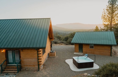 Mariposa Apartment | Scenic View Yosemite Cabin With Hottub by Casa Oso