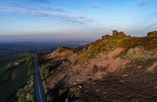 Leek House | School House, cosy cottage for 12 with hot tub in the Peak District