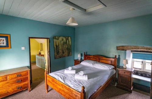 Leek House | School House, cosy cottage for 12 with hot tub in the Peak District