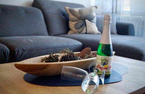 Schoenwald Apartment | Schwarzwald geht immer Fewo 60 qm mit großem Südbalkon, WLAN und Magenta TV