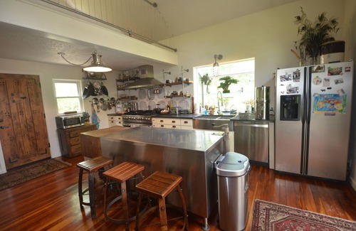 Caroline Cabin | Scottland Yard Farm's Wisteria Glamp