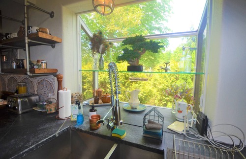Caroline Cabin | Scottland Yard Farm's Wisteria Glamp