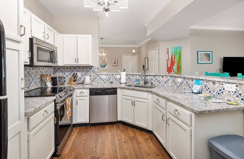 Saint Simons Heights Condo | Screened Porch, Condo, Walk to Redfern, Heated Pool!
