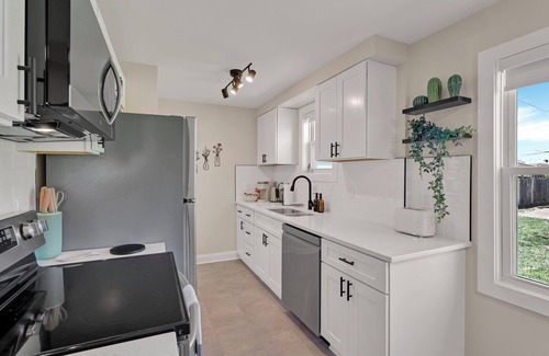 Columbus House | Screened Porch & Easy Parking - 8 mins to CMH