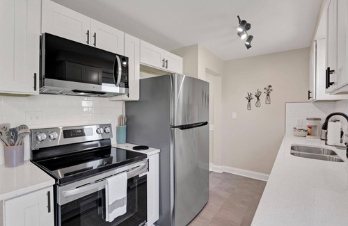Columbus House | Screened Porch & Easy Parking - 8 mins to CMH
