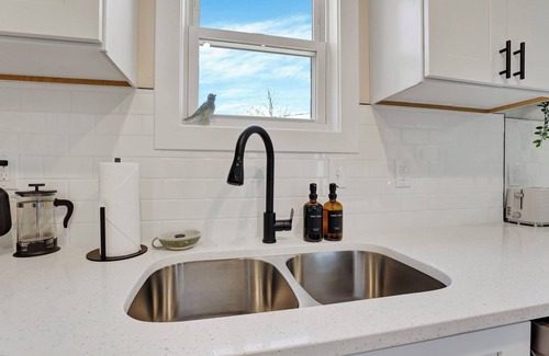 Columbus House | Screened Porch & Easy Parking - 8 mins to CMH