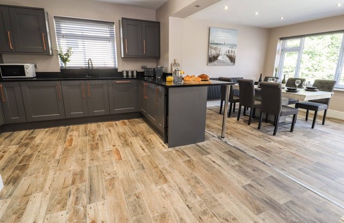 Prestatyn House | SEA BREEZE COTTAGE, family friendly, with a garden in Prestatyn