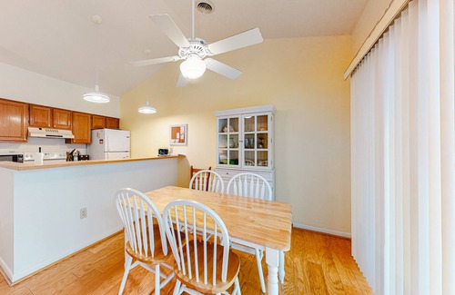 Bethany Beach Condo | Sea Colony Condo Close to the Beach w/Free WiFi, Shared Pool, Private W/D