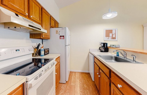 Bethany Beach Condo | Sea Colony Condo Close to the Beach w/Free WiFi, Shared Pool, Private W/D