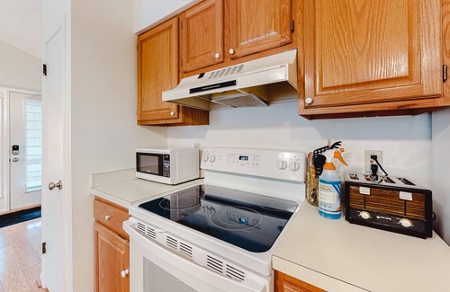 Bethany Beach Condo | Sea Colony Condo Close to the Beach w/Free WiFi, Shared Pool, Private W/D