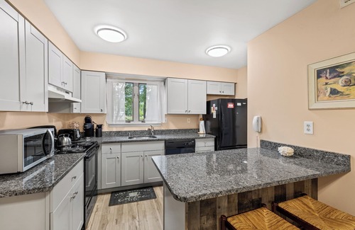 Bethany Beach Condo | Sea Colony - fully renovated - walk to private beach and tennis - Free wifi