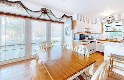 Bethany Beach Condo | Sea Colony Tennis 1st-floor condo with tennis court, gym, & sauna