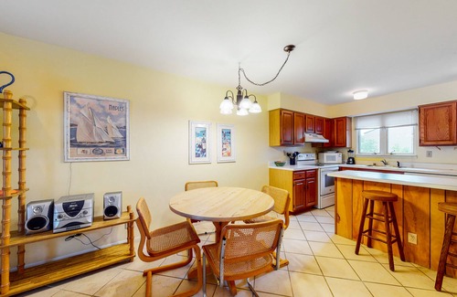 Bethany Beach Condo | Sea Colony Tennis 1st-floor condo with pools, gym & private beach